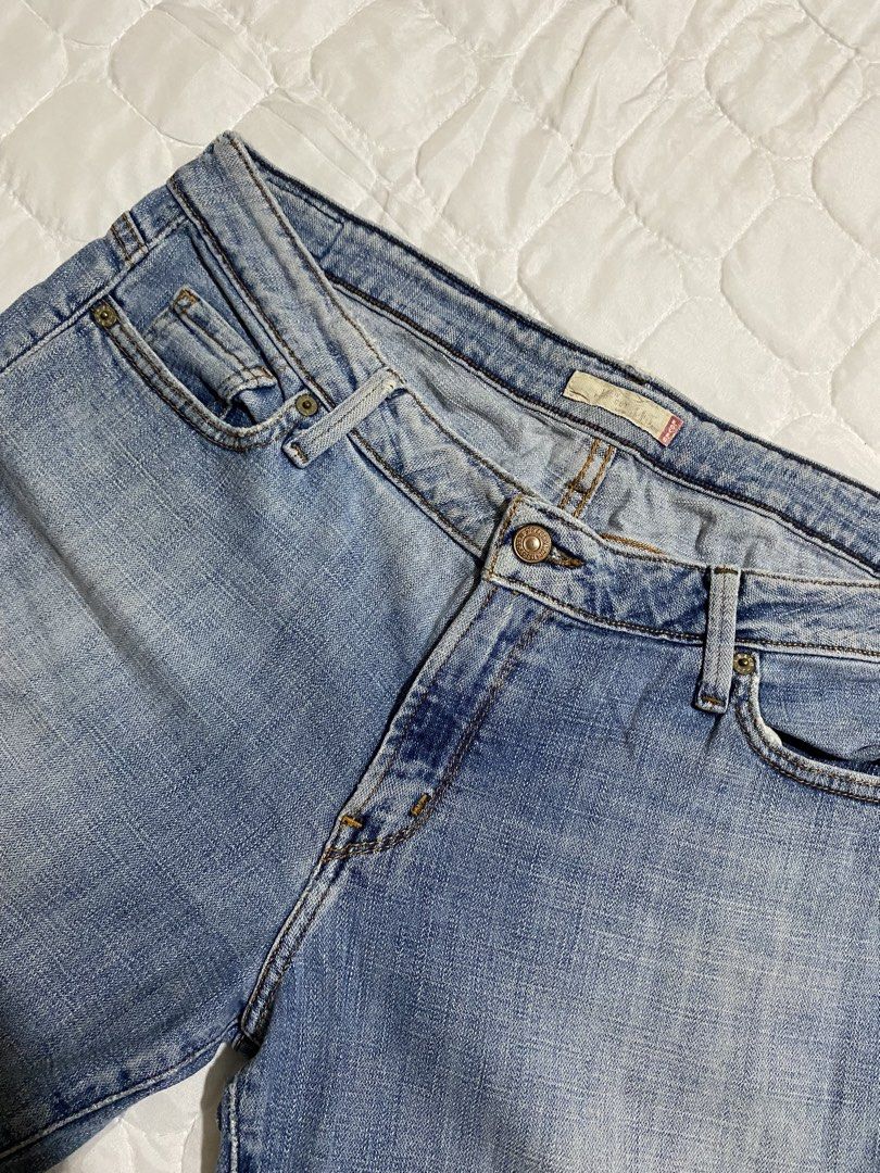 Levi’s Low Boot Cut Jeans (Category: Jeans) located in Quezon City. Submitted by brattybabe (Listing ID 1432572293, Image 3). Description: Color may vary due to lighting Dimes: W: 36 L: 36 💳 Mode of payment: GCash, Paymaya, Metrobank, BPI 🚚 Courier: Lalamove, Grab Padala, J&T, or Toktok only. 🫶🏻 The buyer is responsible for the shipping cost. 💲 Payment first before shipping the item. ⛔️ Note: I do not accept returns/refunds. RFS: declutterin
