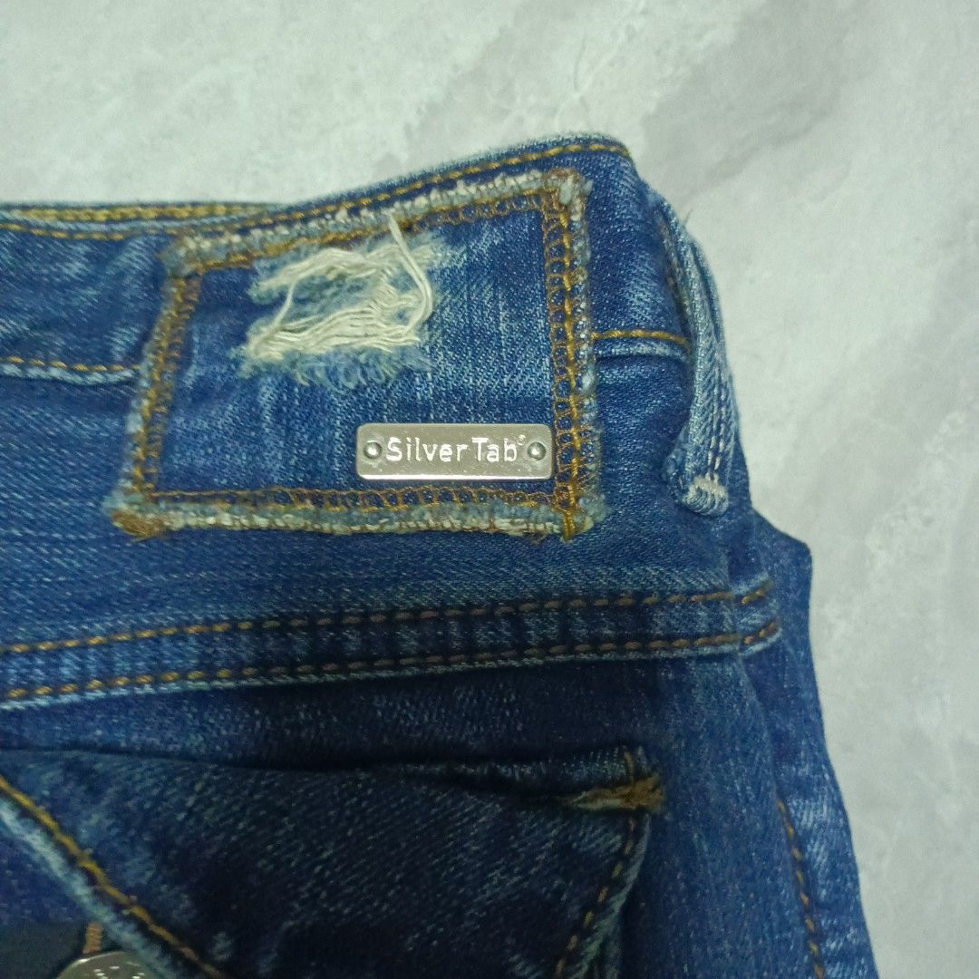 Levis silver tab straight cut (Category: Jeans) located in Odiongan. Submitted by thrifthub_bundang07 (Listing ID 1432551579, Image 2). Description: size 32 to 34 wais 43 length 8hem issue last pic.