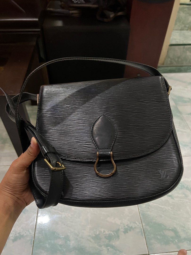 Lv saint Cloud GM (Category: Luxury Bags & Wallets) located in Valenzuela. Submitted by 3ssiastansachajapansurplus (Listing ID 1432395637, Image 1). Description: Minor issues inside, I cant find the code location .