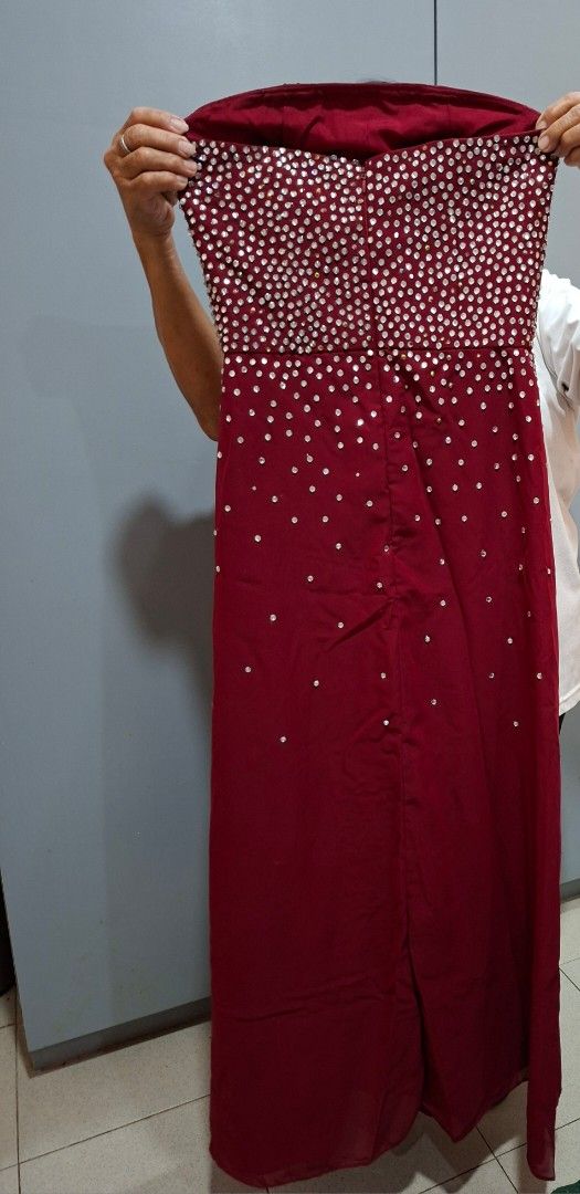Maroon Embellished Strapless Dress (Category: Dresses) located in Malabon City. Submitted by shaqmax (Listing ID 1432507181, Image 2). Description: - Elegant maroon strapless dress - Heavily embellished bodice with sparkling details - Long, lightweight skirt - Perfect for special occasions Worn only once. Shipping fee is shouldered by the buyer..