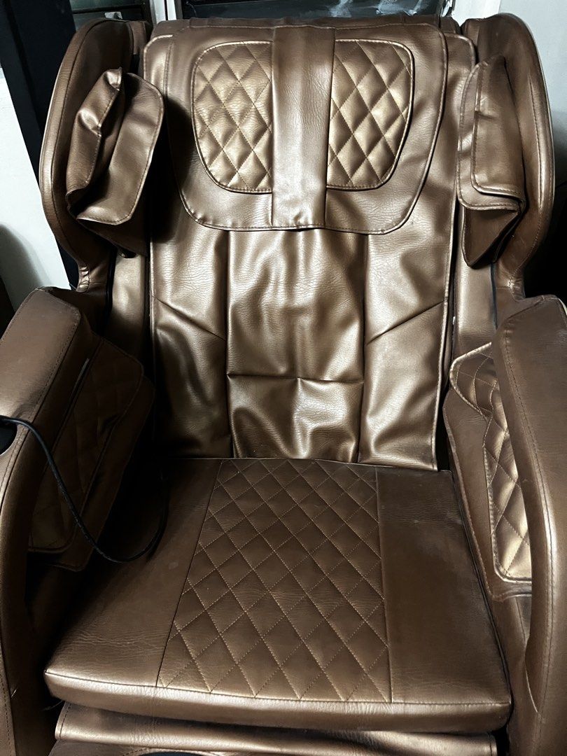 Massage Chair with Remote Control (Category: Massage Devices) located in Manila. Submitted by rdc_preloved (Listing ID 1432465304, Image 2). Description: - Stylish brown and beige massage chair - Integrated footrest for added comfort - Includes a convenient remote control - Offers multiple massage functions (kneading, heating, etc.) - Designed for relaxation and stress relief Issues: • slight issue in speaker • Drop option not fully reclining ( b