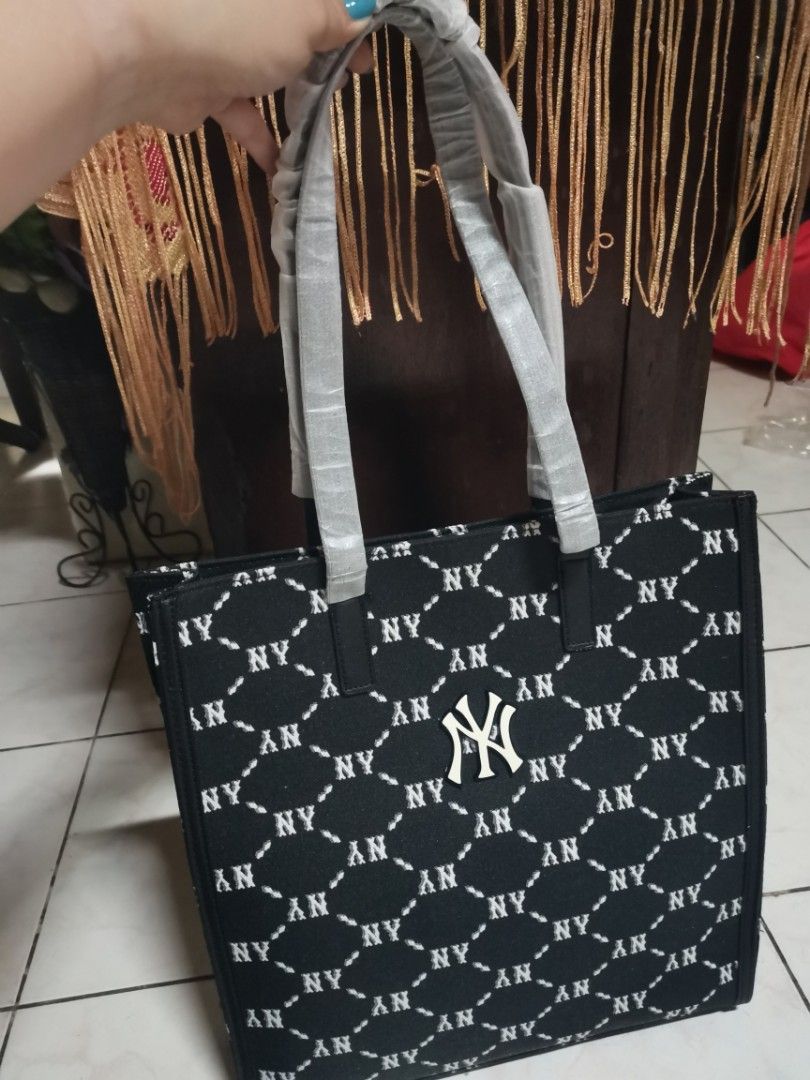 MLB bag (Category: Tote Bags) located in Marikina City. Submitted by everything4less (Listing ID 1432557591, Image 1). Description: For sale brandnew MPO MLB tote bag kasya ipad and laptop with pouch sa loob 1200php price meetup location kung saan po mapagkasunduan or puede rin po delivery maganda po ang bag.