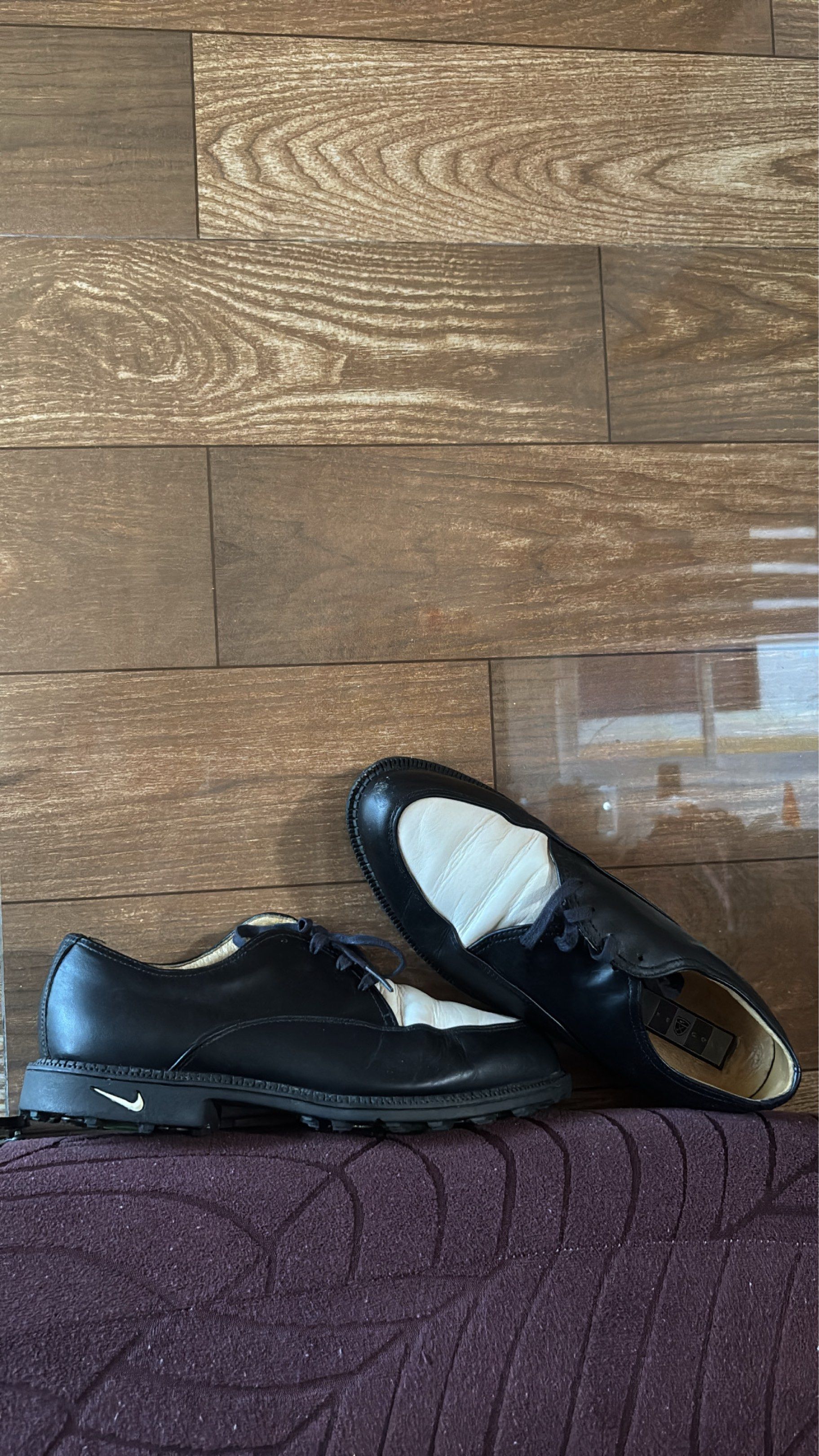 Nike Golf Shoes (Category: Golf) located in Batangas. Submitted by franzbucal (Listing ID 1432460296, Image 1). Description: NIKE GOLF SIZE: 8 WOMEN 7 men EURO 39 - Black leather upper with white accents - Nike logo on the side - Textured sole for grip.