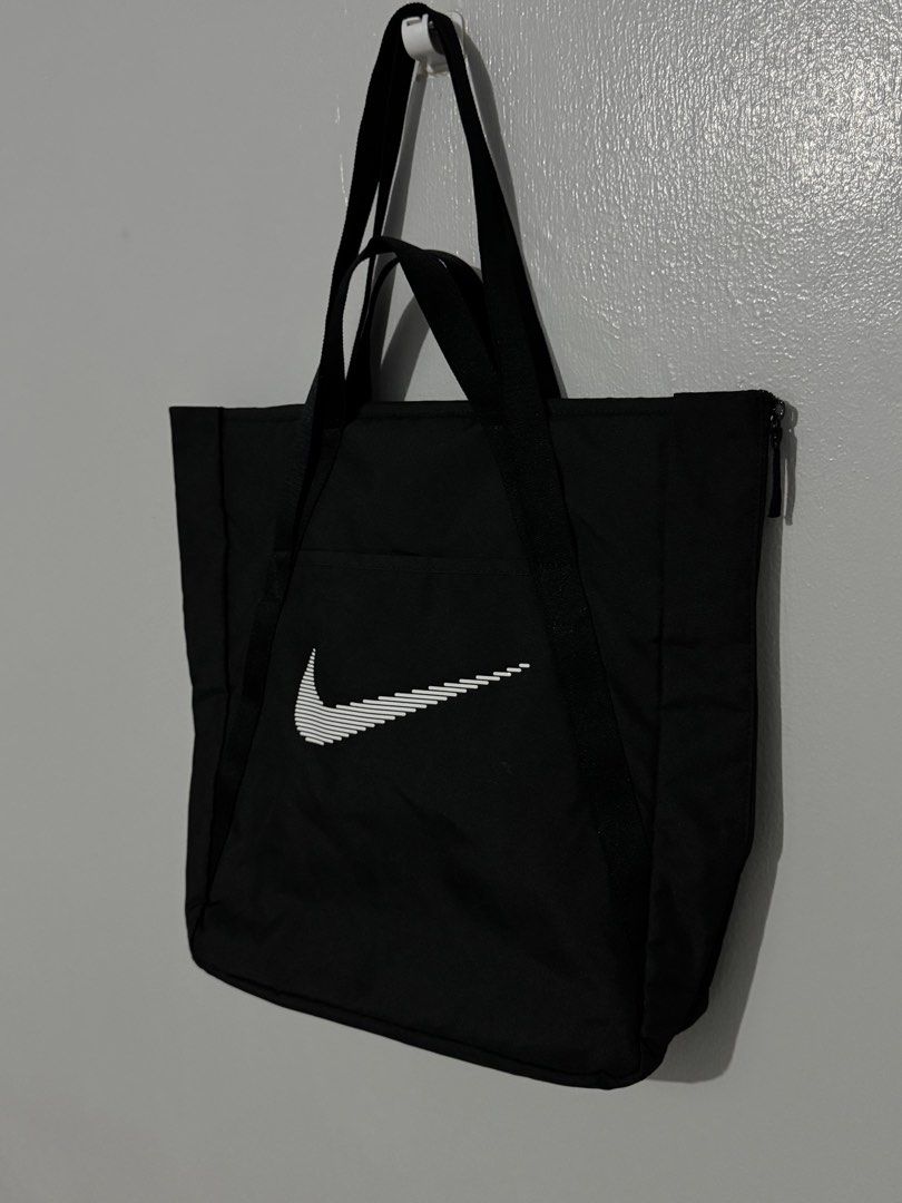 Nike Gym Tote (28L) Authetic (Category: Tote Bags) located in Bulacan. Submitted by hilligna (Listing ID 1432470037, Image 3). Description: Brandnew No matter what your training journey is, this tote is made to handle it. Multiple deep pockets line the inside of this bag, both open and zipped for extra security. The front and back features pockets for the small things you want easy access to. And, the size of this tote is deceptive—the sides feat