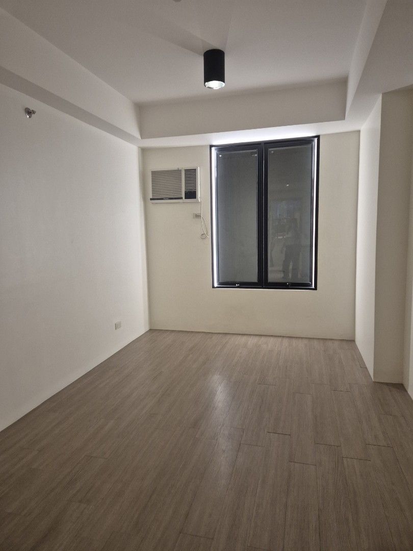 Preselling!! Studio 12 min walk from IT Park (Category: Apartments & Condos) located in Cebu City. Submitted by jannetgonzagaces (Listing ID 1432416733, Image 1). Description: finished unit floor area: 21.23 sqm Reservation fee : 30,000 monthly equity: 8,877.78 at 45 months to pay 46 months balance is loanable thru Bank Financing - 3,595,500.