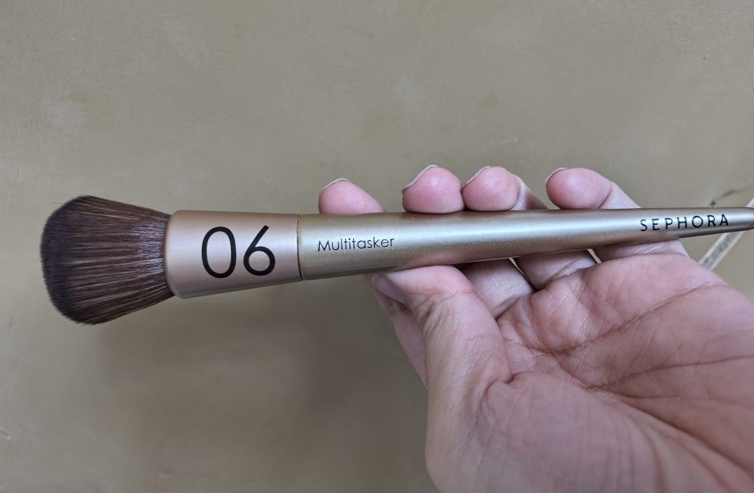 SEPHORA 06 Multitasker makeup brush (Category: Makeup) located in Quezon City. Submitted by drkco (Listing ID 1432430575, Image 1). Description: 💯 AUTHENTIC❣️ SRP = p1600 Selling Price = p1250 (new and unused, no box) 2nd photo, for reference only (to see how it expands when used).