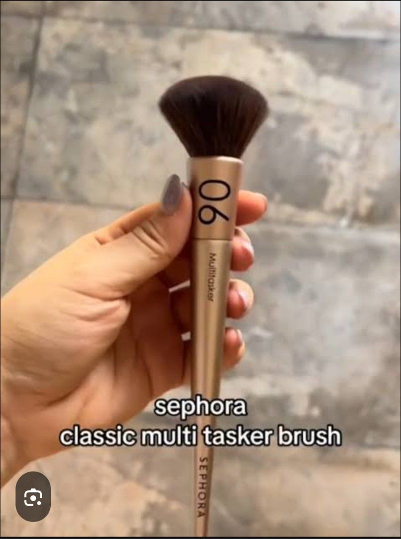 SEPHORA 06 Multitasker makeup brush (Category: Makeup) located in Quezon City. Submitted by drkco (Listing ID 1432430575, Image 2). Description: 💯 AUTHENTIC❣️ SRP = p1600 Selling Price = p1250 (new and unused, no box) 2nd photo, for reference only (to see how it expands when used).