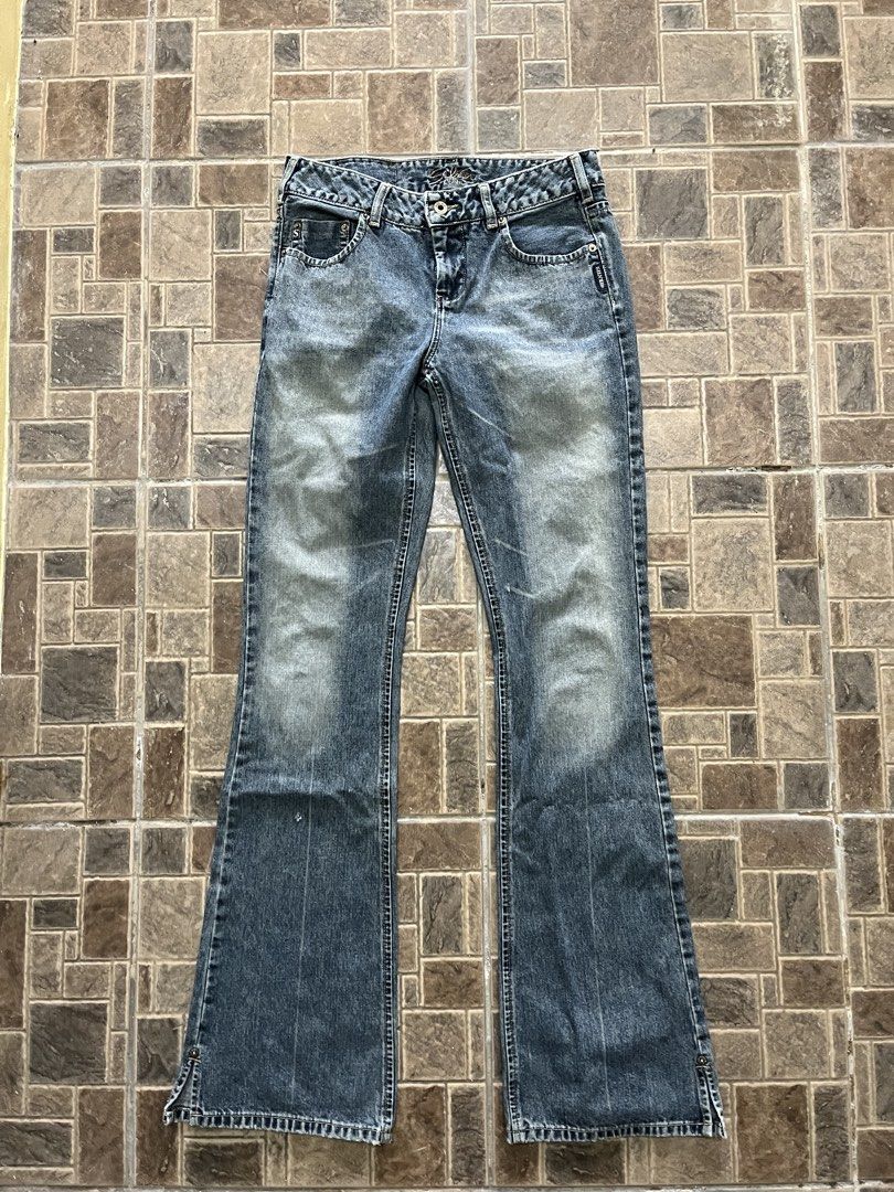 Y2k Silver Jeans Co. Flared Denim Jeans (Category: Jeans) located in San Narciso. Submitted by shanthriftdope (Listing ID 1432515060, Image 1). Description: Waist 31-32 Length - 45 Leg opening- 10.5 Minimal tatters on hem.