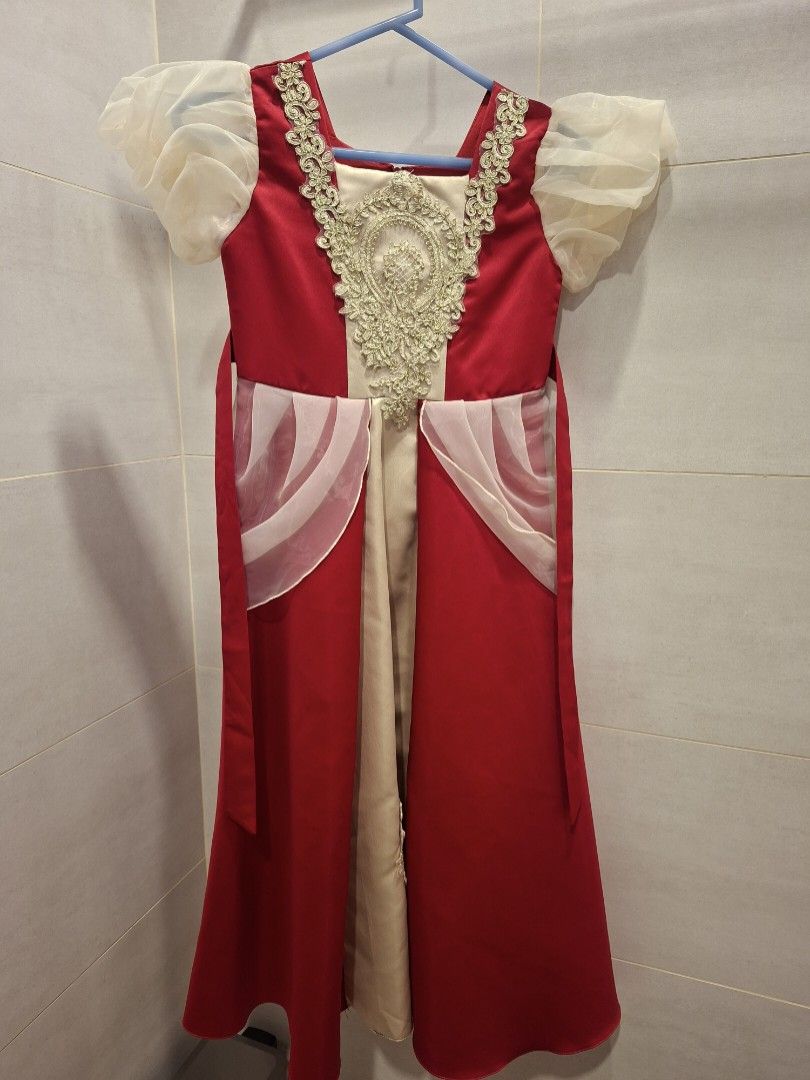 Snow White Costume Dress (Category: Dresses) located in Manila. Submitted by kitto222 (Listing ID 1432397534, Image 1). Description: - Snow White costume dress for children. - Features a red bodice. - Includes white puff sleeves. - Has a long skirt. - Ideal for dress-up play. - Great for themed parties..