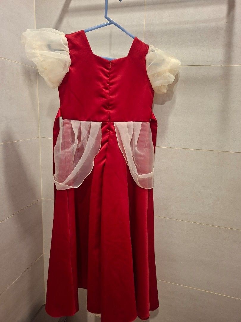 Snow White Costume Dress (Category: Dresses) located in Manila. Submitted by kitto222 (Listing ID 1432397534, Image 3). Description: - Snow White costume dress for children. - Features a red bodice. - Includes white puff sleeves. - Has a long skirt. - Ideal for dress-up play. - Great for themed parties..
