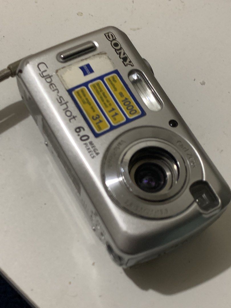 Sony Cybershot DSC-600 (with issue) (Category: Cameras) located in San Mateo. Submitted by bluhydrangea (Listing ID 1432496521, Image 2). Description: With issue sa battery port For parts Parts are working, pwede irepair yung port or kunin yung parts for another DSC-600.