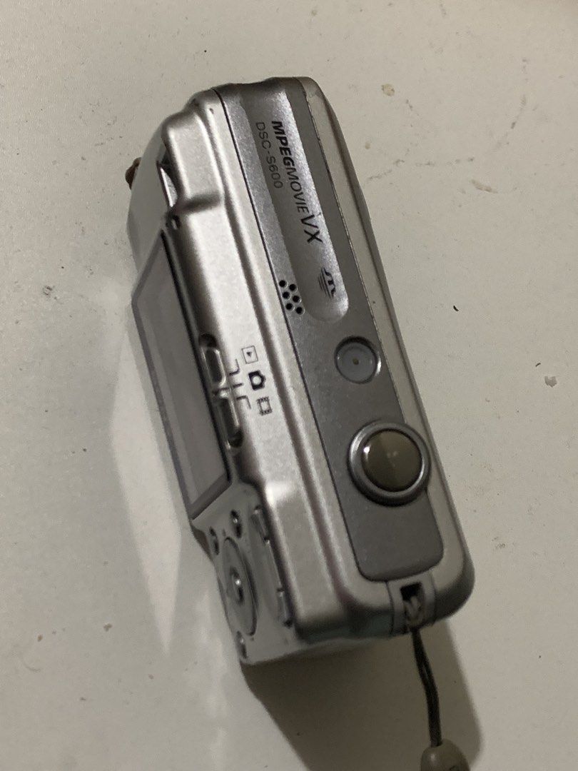 Sony Cybershot DSC-600 (with issue) (Category: Cameras) located in San Mateo. Submitted by bluhydrangea (Listing ID 1432496521, Image 3). Description: With issue sa battery port For parts Parts are working, pwede irepair yung port or kunin yung parts for another DSC-600.