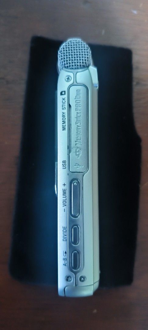 Sony IC Recorder ICD-MX20 (Category: Voice Recorders) located in Quezon City. Submitted by reojigma.1 (Listing ID 1432401985, Image 3). Description: Sony ICDMX20 Highlights 32MB Built-In Flash Memory Memory Stick Media 11 Hours Recording Time Voice Activation LCD Built-In Stereo/Mono Mic Features The Sony ICD-MX20 Digital Voice Recorder is a professional quality digital recorder that features the ability to connect to the computer for emailing, f