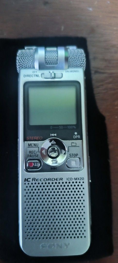 Sony IC Recorder ICD-MX20 (Category: Voice Recorders) located in Quezon City. Submitted by reojigma.1 (Listing ID 1432401985, Image 1). Description: Sony ICDMX20 Highlights 32MB Built-In Flash Memory Memory Stick Media 11 Hours Recording Time Voice Activation LCD Built-In Stereo/Mono Mic Features The Sony ICD-MX20 Digital Voice Recorder is a professional quality digital recorder that features the ability to connect to the computer for emailing, f