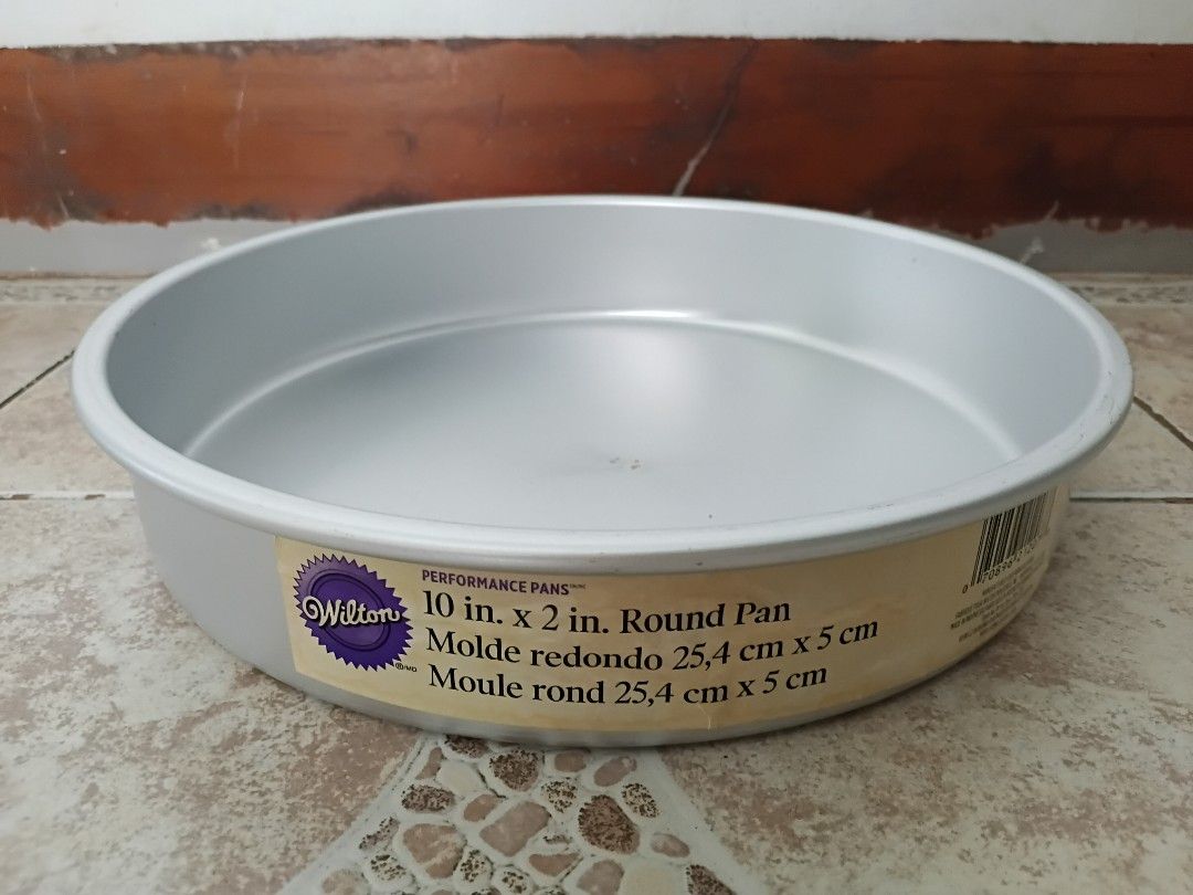 Wilton Round Cake Pans and Tools (Category: Bakeware) located in Valenzuela. Submitted by decluttered_28 (Listing ID 1432417939, Image 1). Description: Package Wilton pans, cooling rack, heavy duty cake lifter.