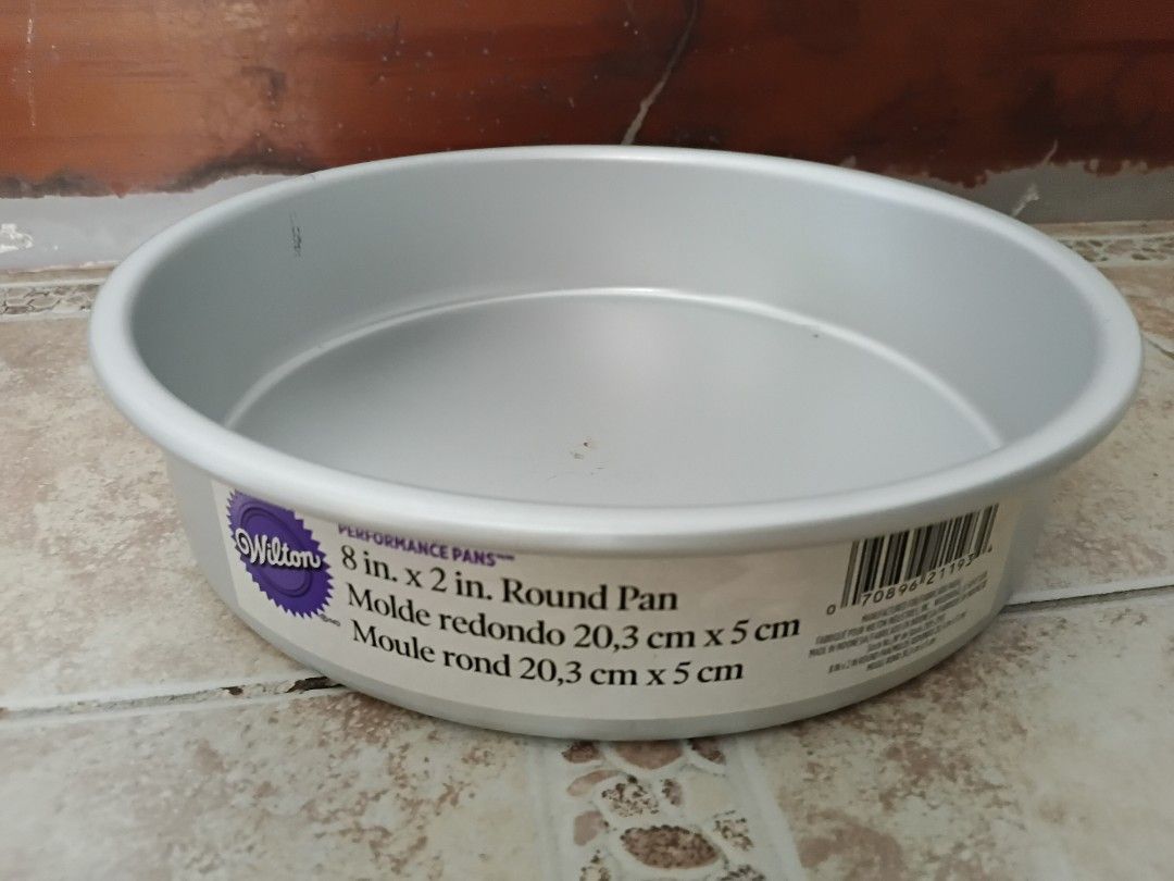 Wilton Round Cake Pans and Tools (Category: Bakeware) located in Valenzuela. Submitted by decluttered_28 (Listing ID 1432417939, Image 2). Description: Package Wilton pans, cooling rack, heavy duty cake lifter.