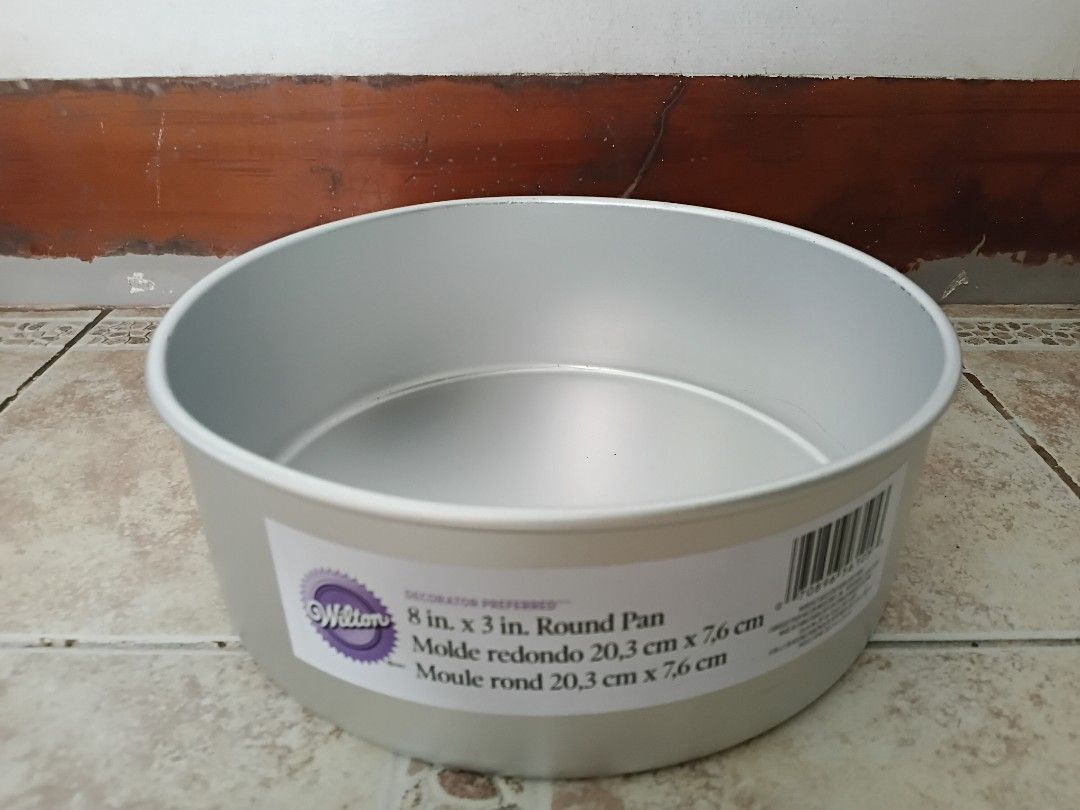 Wilton Round Cake Pans and Tools (Category: Bakeware) located in Valenzuela. Submitted by decluttered_28 (Listing ID 1432417939, Image 3). Description: Package Wilton pans, cooling rack, heavy duty cake lifter.