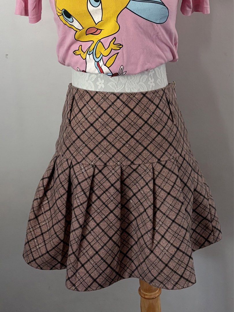 y2k Pink Plaid Pleated Skirt (Category: Skirts) located in Manila. Submitted by _prelouve (Listing ID 1432511112, Image 2). Description: Waistline 27 Length 15.5.