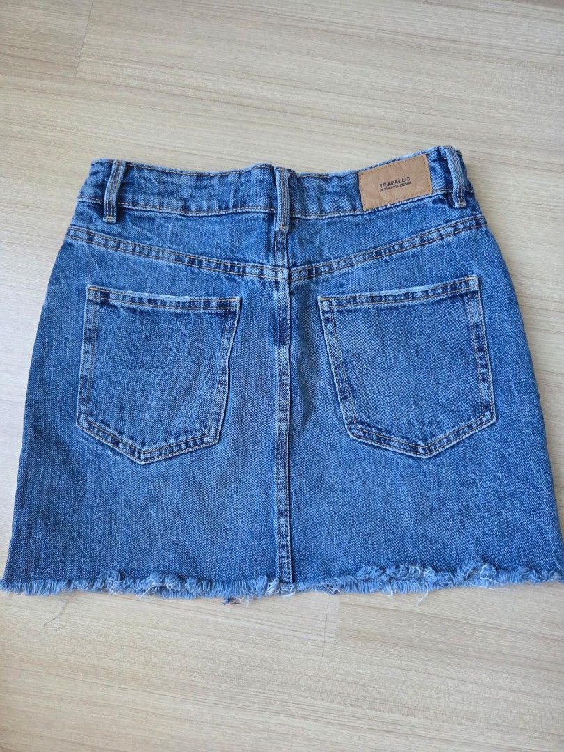 Zara denim skirt XS (Category: Skirts) located in Cebu City. Submitted by memcy (Listing ID 1432467524, Image 3). Description: waist 33.5cm.