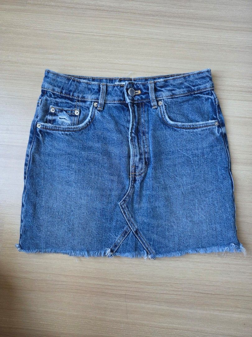 Zara denim skirt XS (Category: Skirts) located in Cebu City. Submitted by memcy (Listing ID 1432467524, Image 1). Description: waist 33.5cm.
