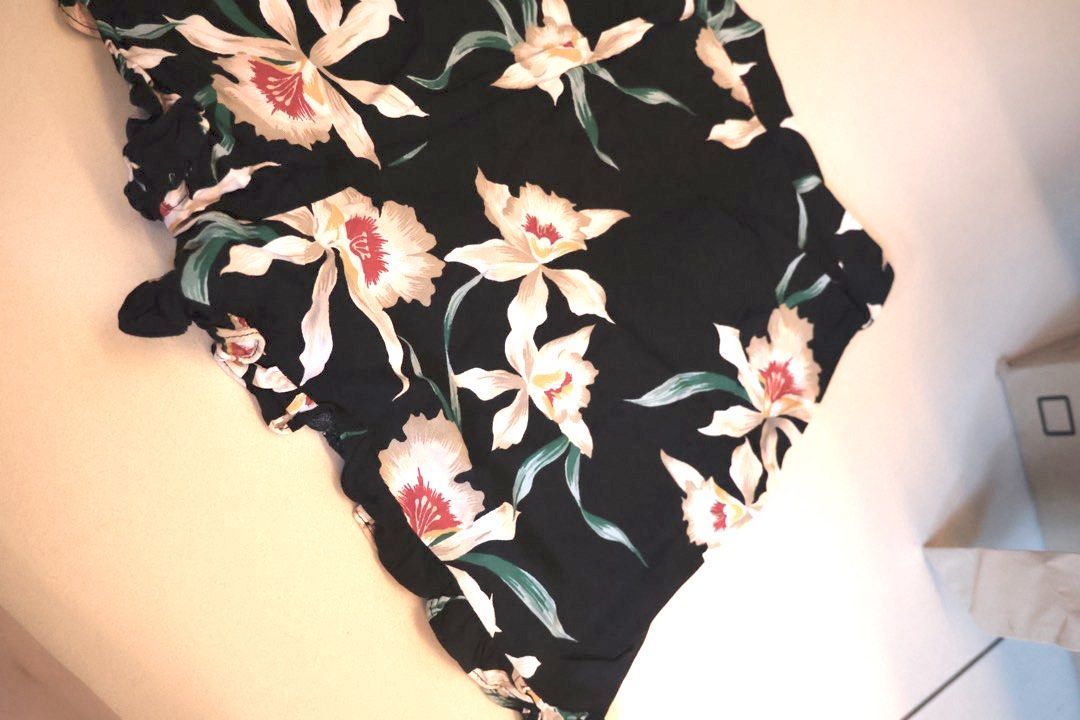 Zara Floral Print Shorts (Category: Shorts) located in Quezon City. Submitted by cam.declutters (Listing ID 1432429290, Image 2). Description: - Zara floral print shorts - Size: M - Features a unique scalloped hem - Made in Turkey - Comfortable fit - Perfect for casual outings and vacations.