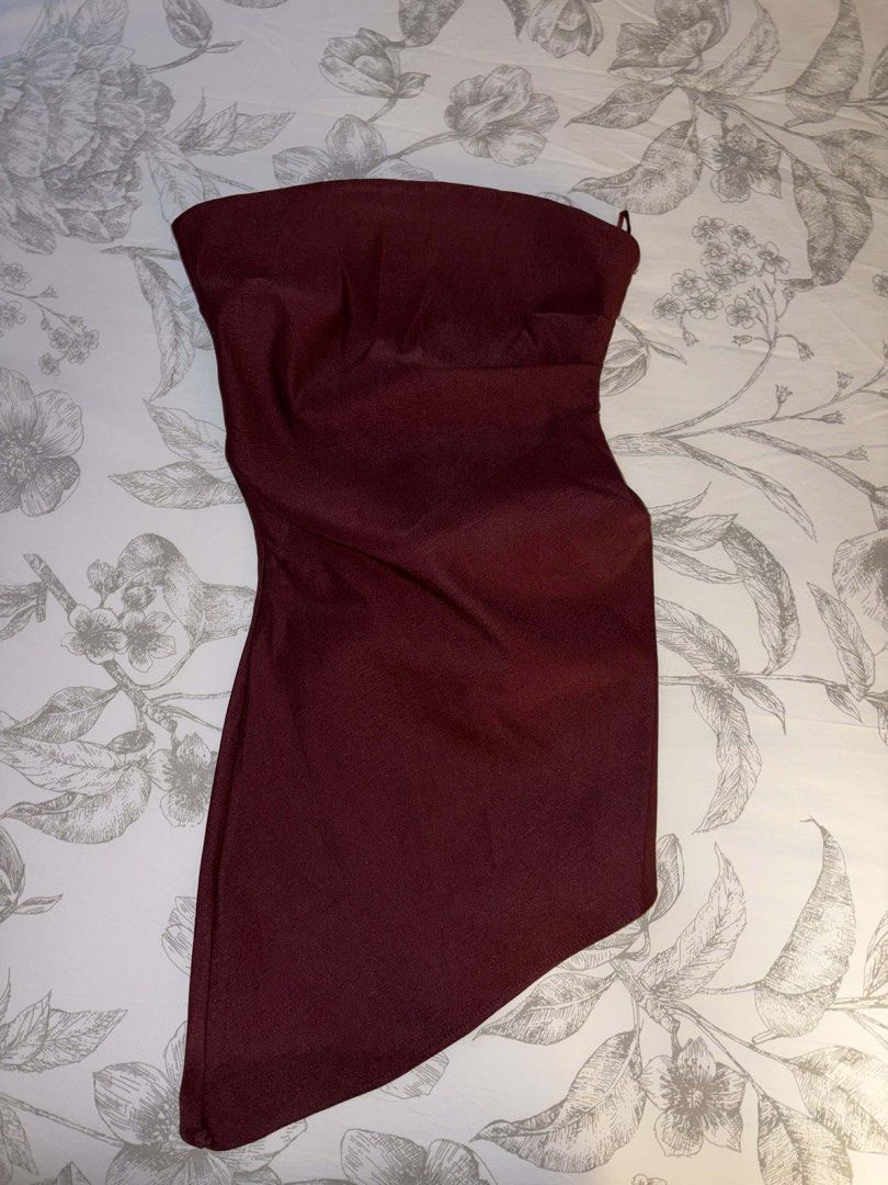 Zara Strapless Top (Category: Sleeveless) located in Cabuyao City. Submitted by declutter_w_mee (Listing ID 1432499053, Image 2). Description: slight thread issue on the side (not obvious) .
