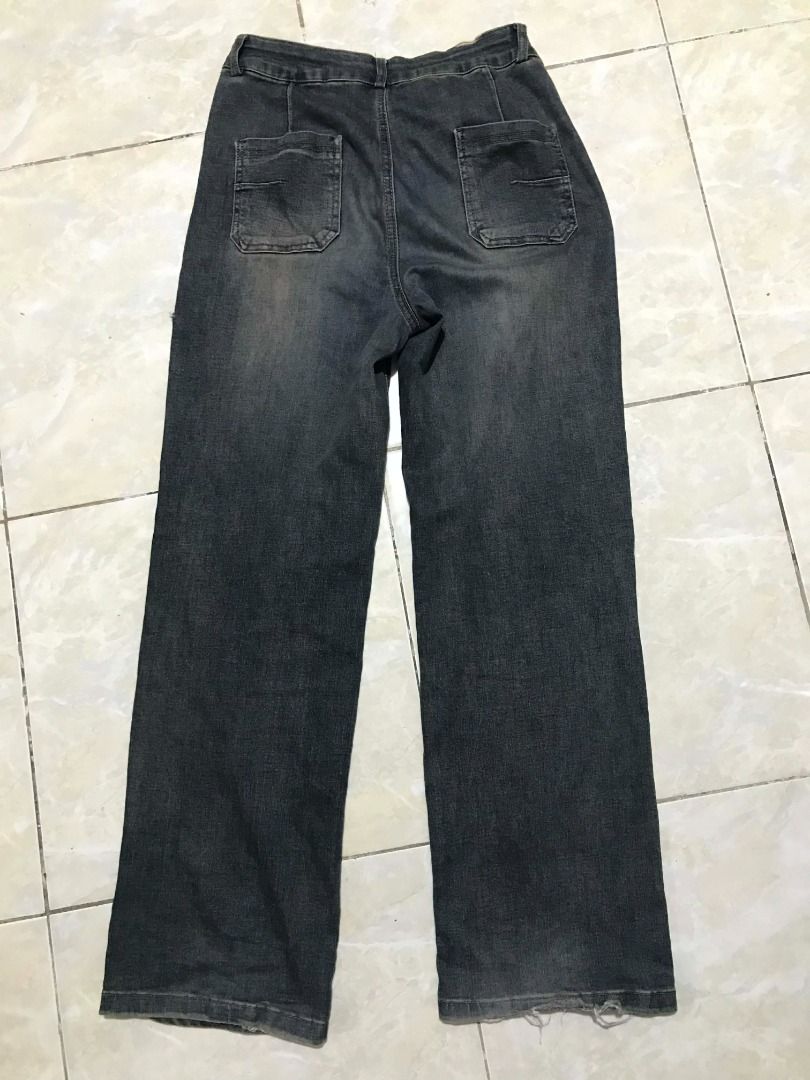 2000s y2k denim baggy jeans (Category: Jeans) located in Davao. Submitted by vyyrsc (Listing ID 1432745467, Image 2). Description: 𝄞 additional notes actual color slightly differs from image due to lighting (muted blue gray color) slight rip at the back right heel button hole shows wear, slightly stretched, refer to image slightly stretchable material mop: gcash.