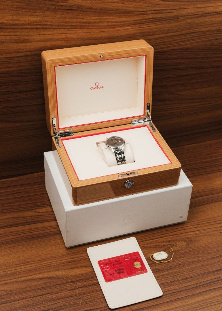 2020 Omega De Ville Prestige (Box & Papers) (Category: Luxury Watches) located in Manila. Submitted by windsorfinery (Listing ID 1432645571, Image 2). Description: Omega De Ville Prestige 424.10.40.20.06.001 2020 Automatic 39mm Stainless steel Sapphire Omega bracelet Box: Yes Papers: Yes Others: Omega hang tag and card holder. 1-Year Mechanical Warranty by Windsor Finery Co. Cash Price: ₱138,000 ✔️ Layaway accepted ✔️ Credit cards accepted ✔️ Vie