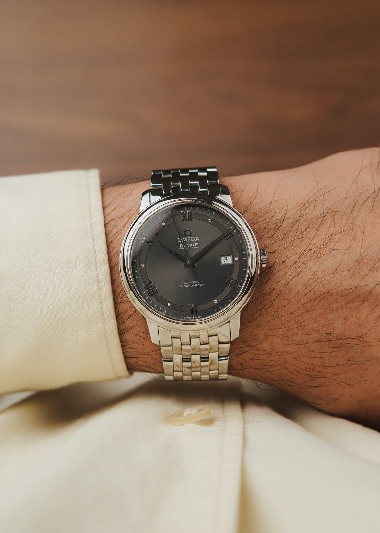 2020 Omega De Ville Prestige (Box & Papers) (Category: Luxury Watches) located in Manila. Submitted by windsorfinery (Listing ID 1432645571, Image 3). Description: Omega De Ville Prestige 424.10.40.20.06.001 2020 Automatic 39mm Stainless steel Sapphire Omega bracelet Box: Yes Papers: Yes Others: Omega hang tag and card holder. 1-Year Mechanical Warranty by Windsor Finery Co. Cash Price: ₱138,000 ✔️ Layaway accepted ✔️ Credit cards accepted ✔️ Vie