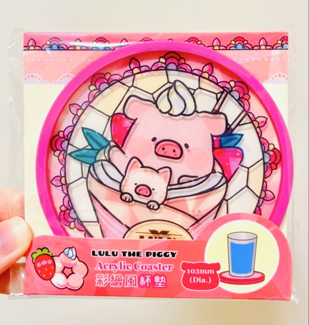 💖預訂品💖🐷正版 罐頭豬 夏日🍦雪糕班戟彩繪玻璃窗設計 罐頭豬公仔杯墊 膠墊 母親節禮物 裝飾用品 辦公室用品 家居用品 家居裝飾用品 珍藏 收藏 漫畫周邊商品 生日禮物 收藏 珍藏 LULU PIGGY PANCAKES COASTER （分類：其他飾物）位於 Hong Kong。 由 swroom 提交（商品編號 1432690515，圖片 1）。簡介： 🚚 🎁 只限郵寄運送 🎁 ▫️▫️商品詳情▫️▫️ 💝$88 個 ( 全新未開封 ) ❣️ 節日銷情迅速請早訂購售完即止❣️ 🛍更多最新禮品玩具 follow us ： carousell.com/swroom ▫️▫️購買付款詳情 ▫️▫️ 📥 請 INBOX PM下單購買須提供以下資料 ： 1. 選擇付款方式 : PAYME / FPS / ALIPAYHK 2. 選擇郵寄方式： 📮 $8 up 本地平郵 📦 SF順豐到付 - 收貨時付運費 📦 ( 一般情況 1-2 星期寄出 ) 3. 確認全數付款後才
