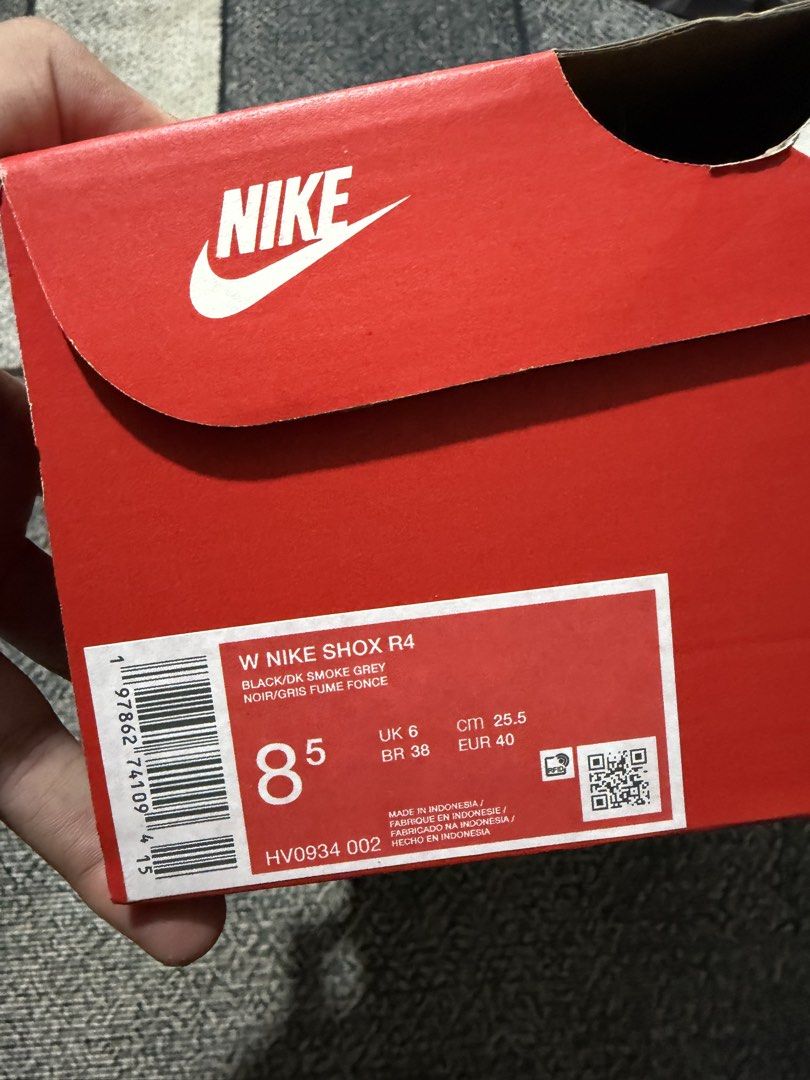 Authentic Nike Shox R4 Dark/Black Smoke (Category: Sneakers) located in Valenzuela. Submitted by wornagainstudios (Listing ID 1432754964, Image 3). Description: Used thrice 8.5.