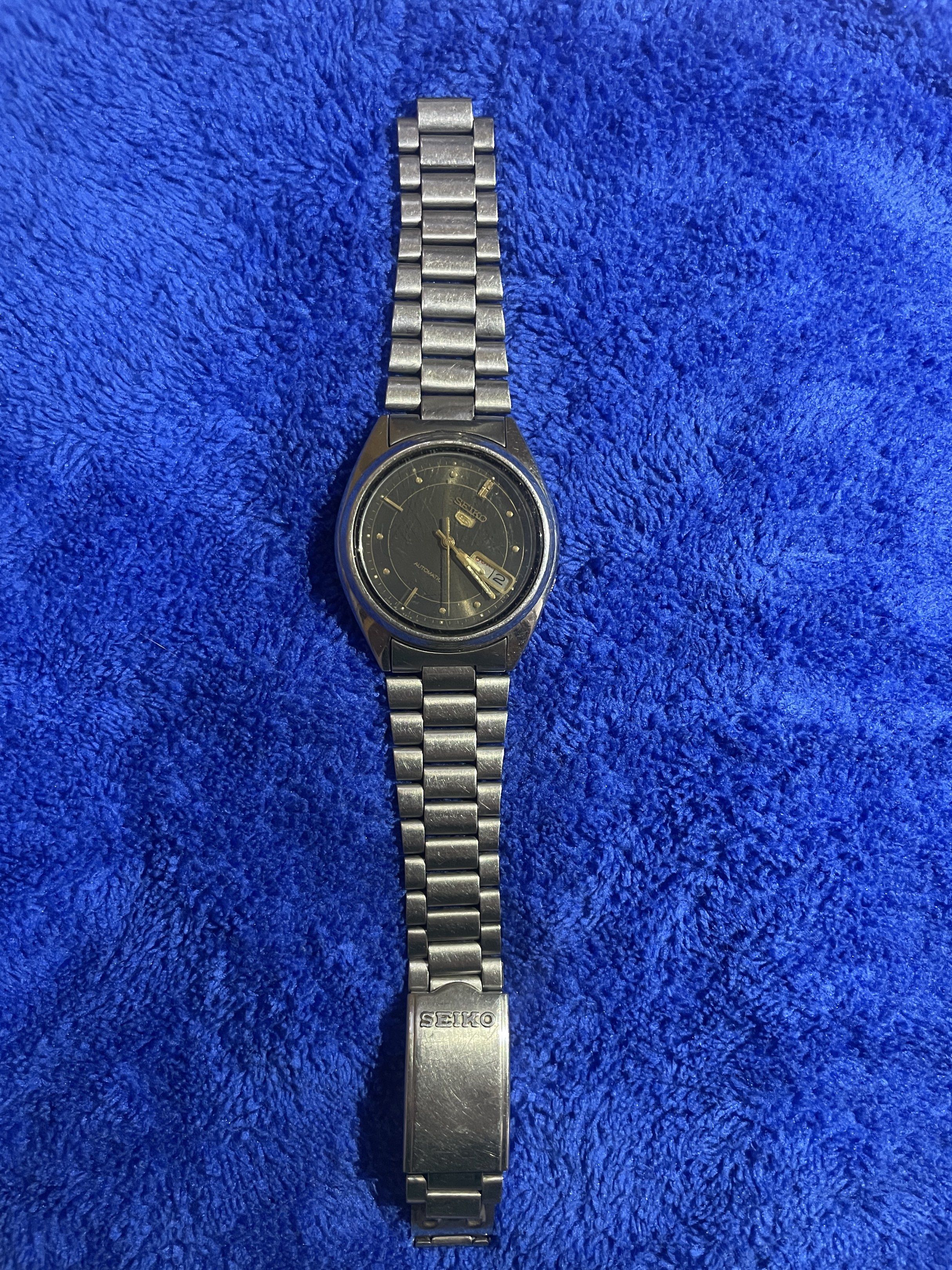 Authentic Seiko 5 Automatic 7009-3040 Vintage Watch (Category: Men's Watches) located in Cebu City. Submitted by meeoowdeclutter (Listing ID 1432673024, Image 1). Description: - serial number 513890 - Automatic movement (no battery needed) - Time and Date changes, but day adjustment is hard/not working properly - Visible scratches on crystal and case - Bracelet has loose/unconnected links - Stored for LONG (20yrs+) - No box, watch.