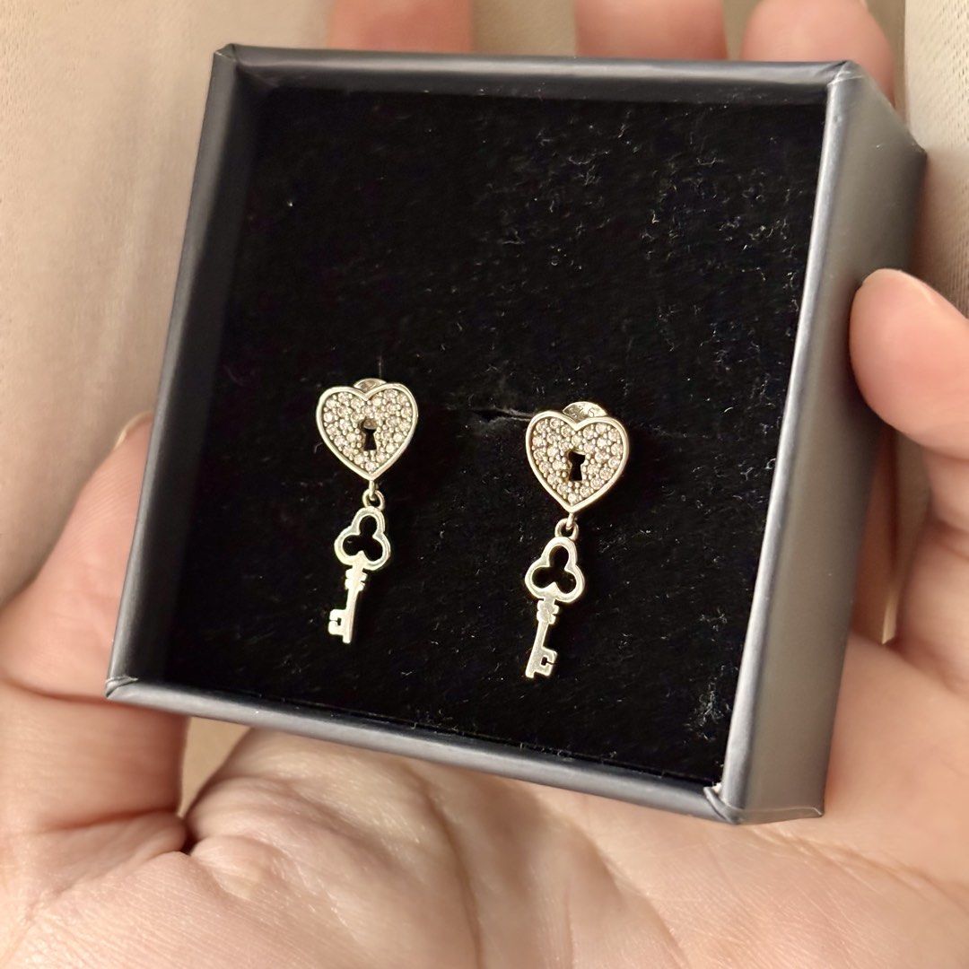 Authentic Silverworks S925 Sterling Silver Heart Key Dangling Dangle Drop Earrings (Category: Earrings) located in Quezon City. Submitted by vaultedlovecloset (Listing ID 1432654599, Image 1). Description: Help me declutter my silver collection that I barely use. Purchased this pair of earrings at Silverworks. Rarely used. No flaws. No missing stones. Unfortunately, I don’t have the official receipt. However, based on the markings, you can see th