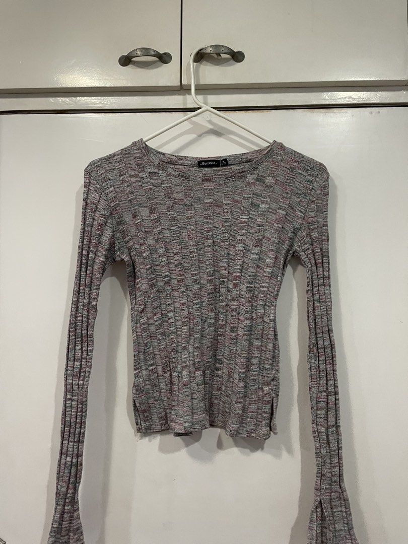 Bershka Ribbed Long Sleeve Top (Category: Longsleeves) located in Makati City. Submitted by Pinksisters (Listing ID 1432706241, Image 1). Description: Bershka long sleeve top with a ribbed texture. Features a round neckline and flared sleeves. The top has a split detail on the sides. The color is a mix of gray, white, and maroon. The size is medium but fits smaller sizes..