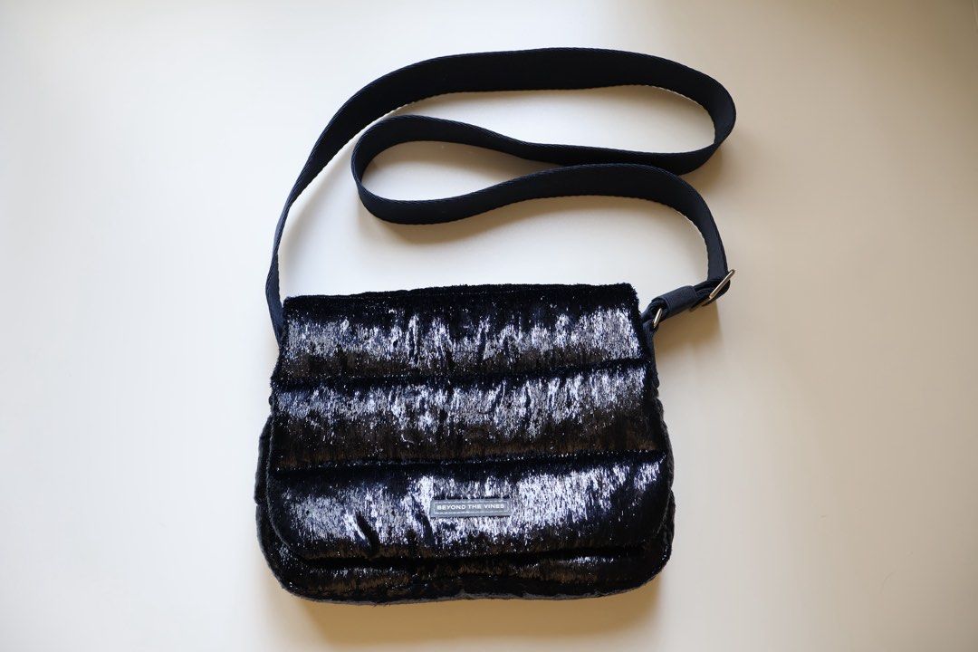 Beyond The Vines Poofy Bag Navy (Category: Cross-body Bags) located in Makati City. Submitted by eul.loved (Listing ID 1432678645, Image 1). Description: - Beyond The Vines Poofy Bag (Navy) Holiday Special -Literally good as new -Green dust bag included *Last price posted RFS: Making space for new bags 💗 4,500 including the Hacipupu Aquarius Plush Bag Charm 😊.
