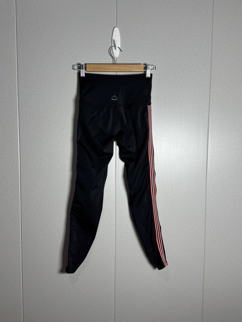 Beyond Yoga Pink Stripes Leggings (Category: Activewear) located in Quezon. Submitted by myardina (Listing ID 1432649351, Image 2). Description: - In a very good condition - Can fit medium to large - soft and stretchy fabric - With pink stripes details on the side - +sf.