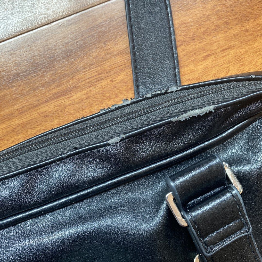 Black Laptop Shoulder Bag (Category: Shoulder Bags) located in Muntinlupa City. Submitted by stuki14 (Listing ID 1432599390, Image 3). Description: Can fit 13-inch laptop Comes with a strap Signs of wear (see images) Slightly negotiable 💵 MOP: GCash, BPI 📦 MOD: J&T, Lalamove.