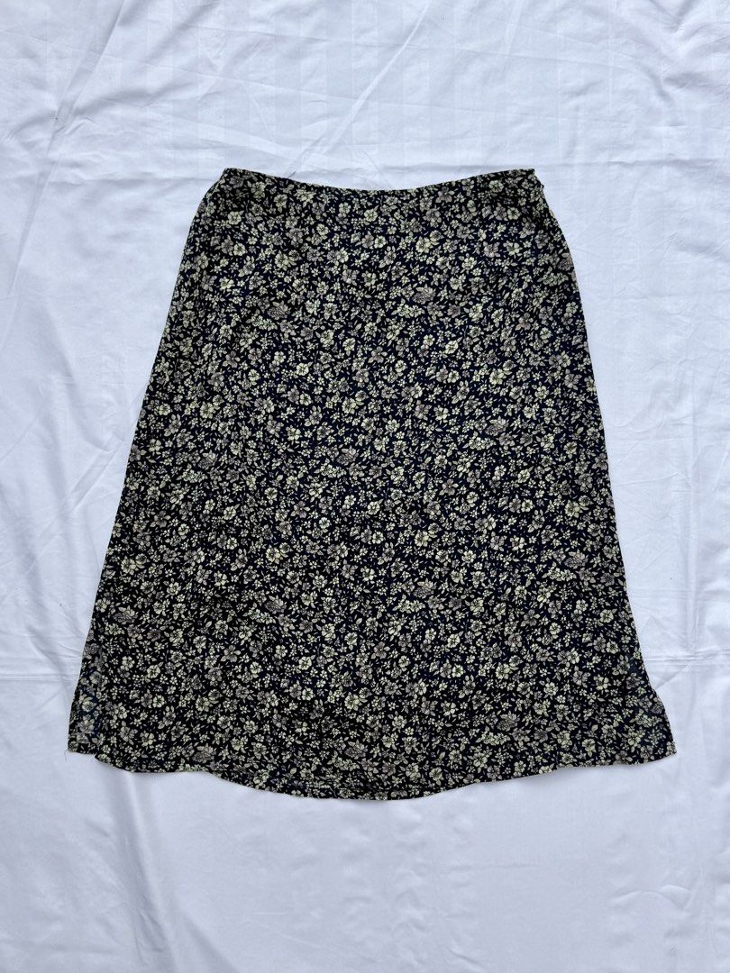 blue floral midi skirt (Category: Skirts) located in Quezon City. Submitted by impulsivepeach (Listing ID 1432734989, Image 1). Description: boho chic summer beach flowy skirt! exact measurements: waist - 13" (26-27 waistline) length - 23" preloved, NOT UKAY in good condition PAY AS YOU ORDER loc: QC, mod: J&T/lalamove.