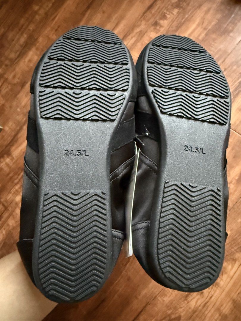 Brandnew GU sneakers black (Category: Sneakers) located in Cebu City. Submitted by simplyjoyce (Listing ID 1432706417, Image 2). Description: Brandnew and Onhand 100% original 24.5 size 7.5 US Cebu City onhand.