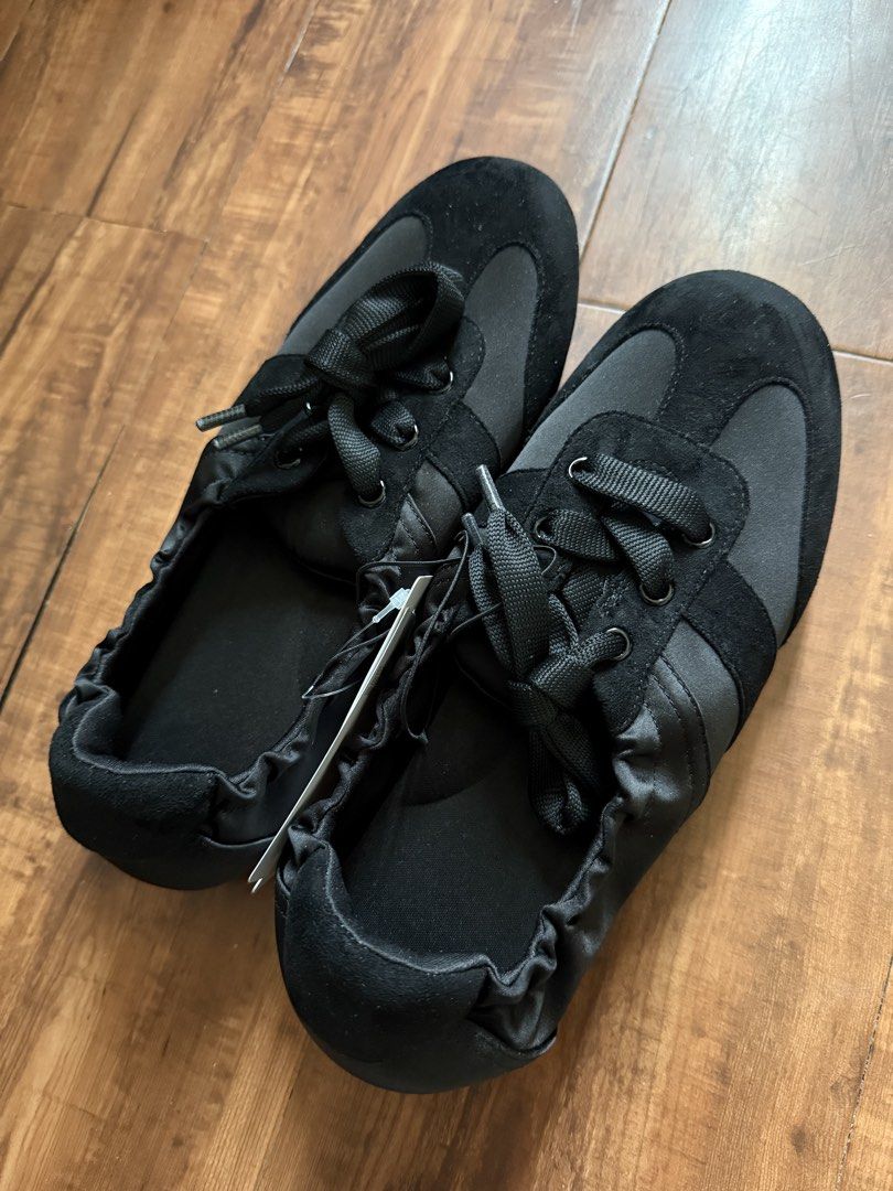 Brandnew GU sneakers black (Category: Sneakers) located in Cebu City. Submitted by simplyjoyce (Listing ID 1432706417, Image 1). Description: Brandnew and Onhand 100% original 24.5 size 7.5 US Cebu City onhand.