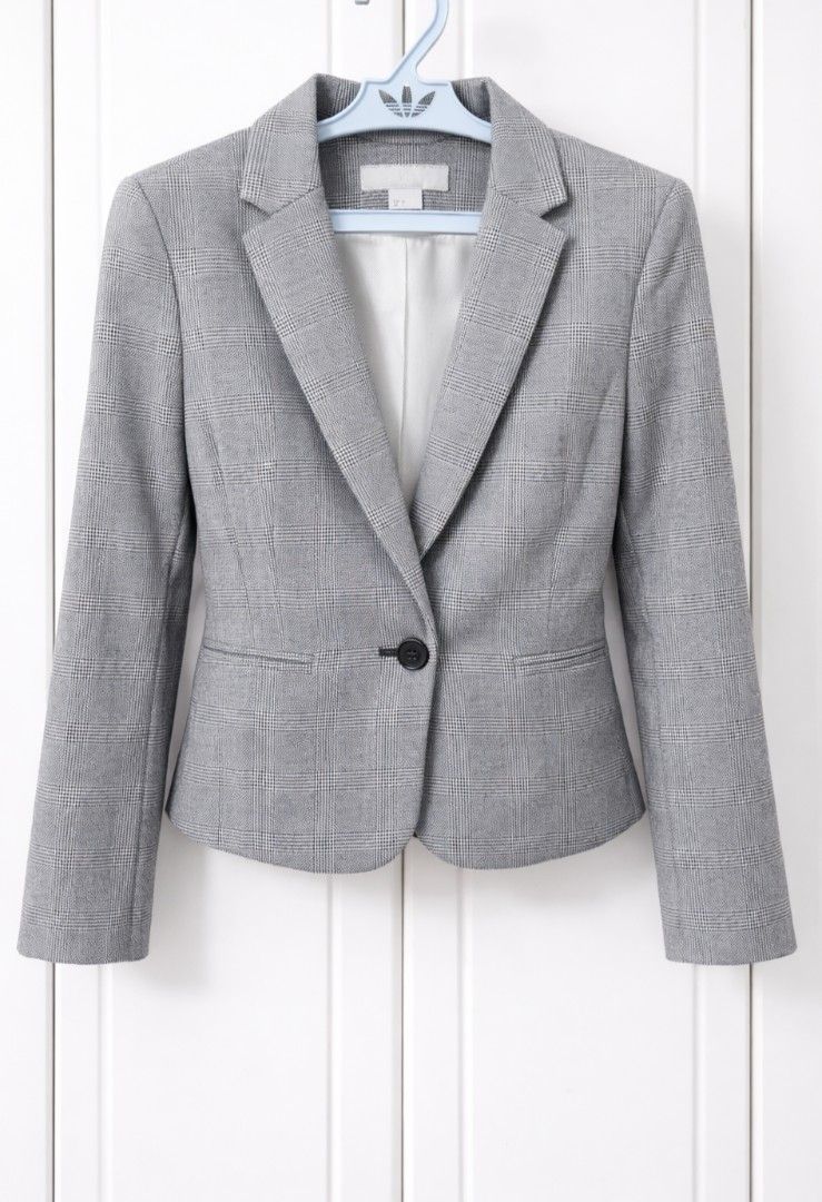 Bundle sale: 2 H&M Blazer for 1k (Category: Coats, Jackets and Outerwear) located in Manila. Submitted by fiorprettyshoppe (Listing ID 1432693132, Image 3). Description: - H&M blazer - Classic design - Single-button closure - Tailored fit - Notched lapel - Two front pockets - Made of woven fabric - Suitable for professional and casual wear - Fits up to small size - Each for 700.