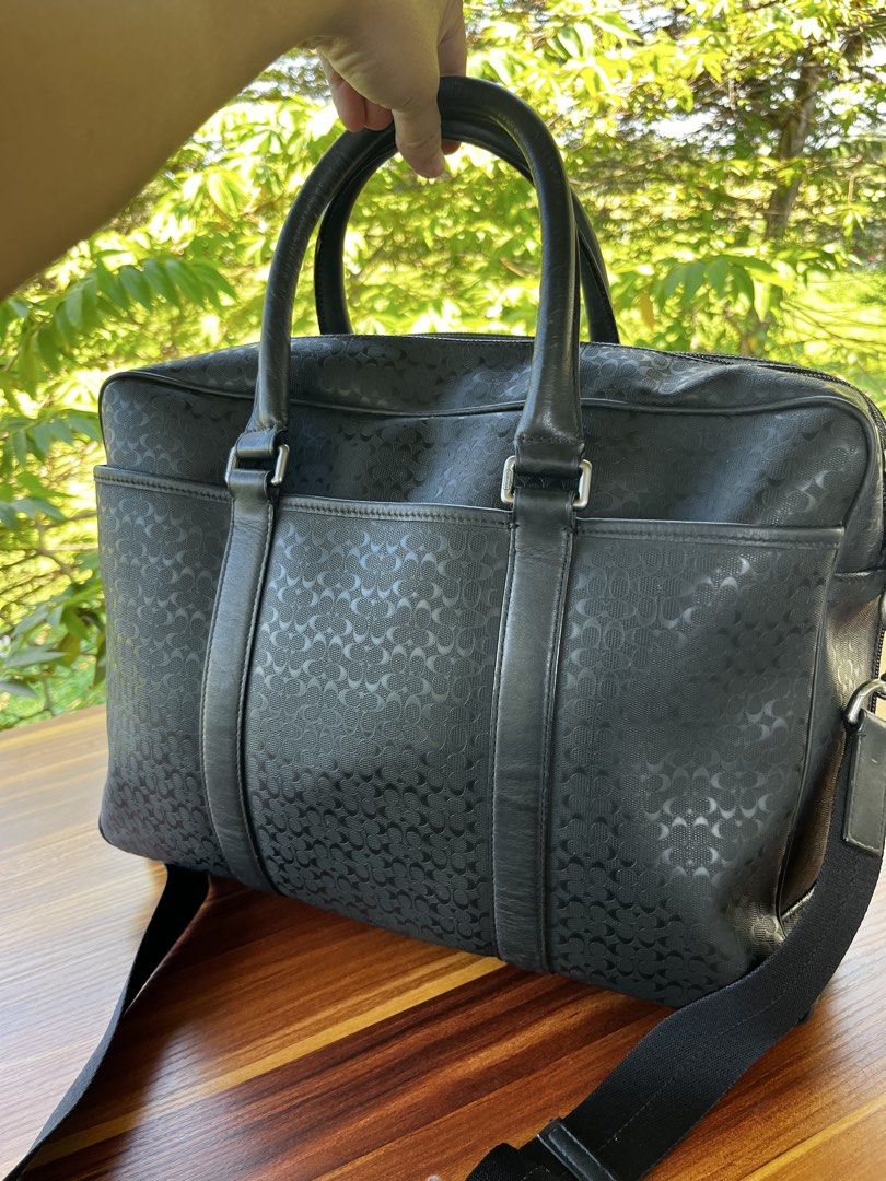 Coach document bag (Category: Luxury Bags & Wallets) located in Oroquieta. Submitted by lucytalaboc (Listing ID 1432727357, Image 2). Description: .