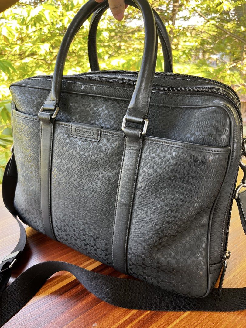 Coach document bag (Category: Luxury Bags & Wallets) located in Oroquieta. Submitted by lucytalaboc (Listing ID 1432727357, Image 1). Description: .
