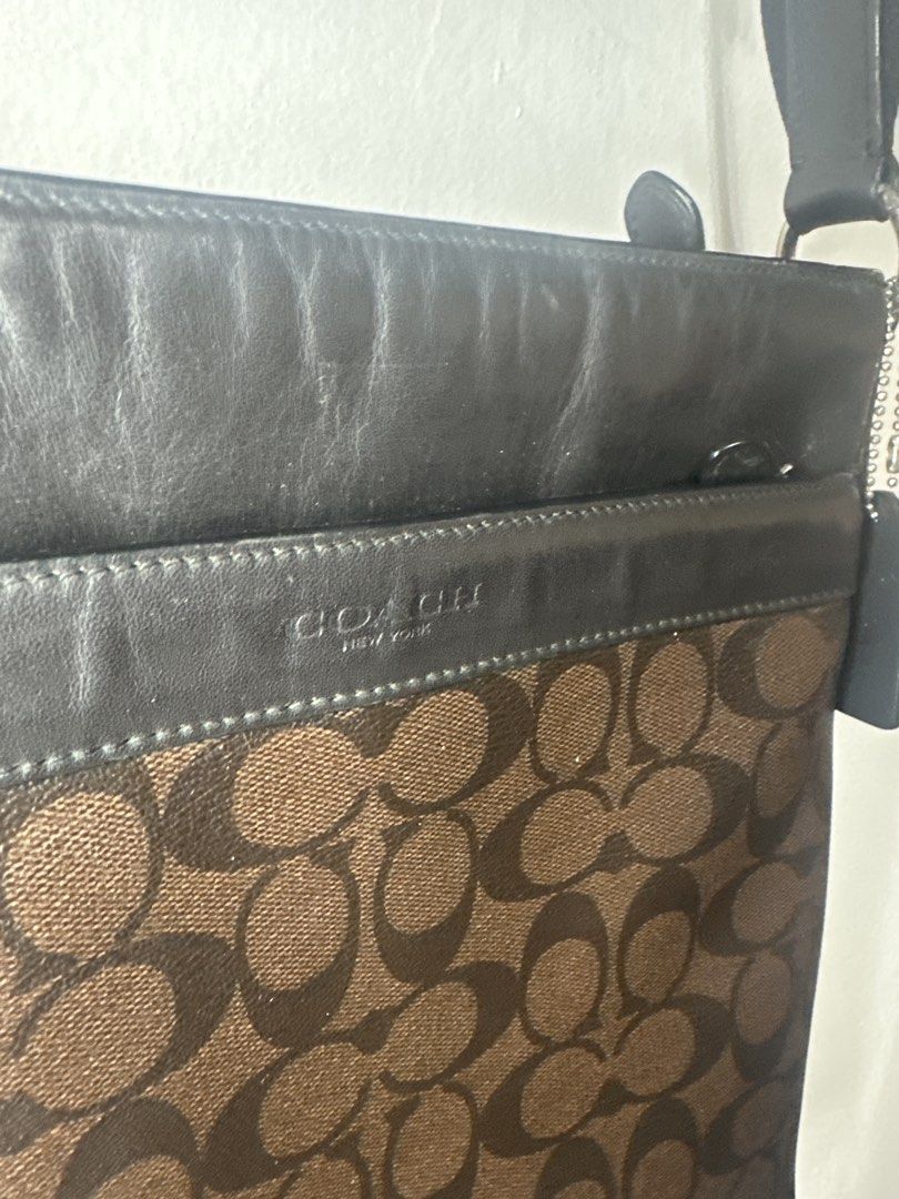 Coach Signature Crossbody Bag (Category: Luxury Bags & Wallets) located in Batangas. Submitted by jim2621 (Listing ID 1432637613, Image 3). Description: - Coach crossbody bag - Signature pattern - Black leather top - Adjustable strap - Zip closure - Front pocket - Coach logo visible - Designed for everyday use.
