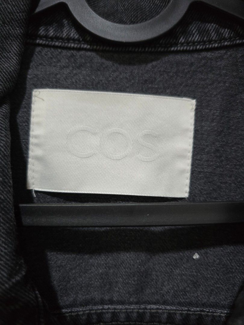 COS Boxy Denim Zip-Up Jacket - Washed Grey (Like New) in Medium (Category: Coats, Jackets and Outerwear) located in San Juan City. Submitted by na7891 (Listing ID 1432657520, Image 2). Description: Price: ₱5500 Condition: 9.8/10 (Pristine / Like New) Size: Medium (Relaxed/Boxy Fit) Product Details: Design: Minimalist zip-up utility style with a structured collar and a clean front. Fit: Modern boxy silhouette. It’s a Size M but cut generously to d