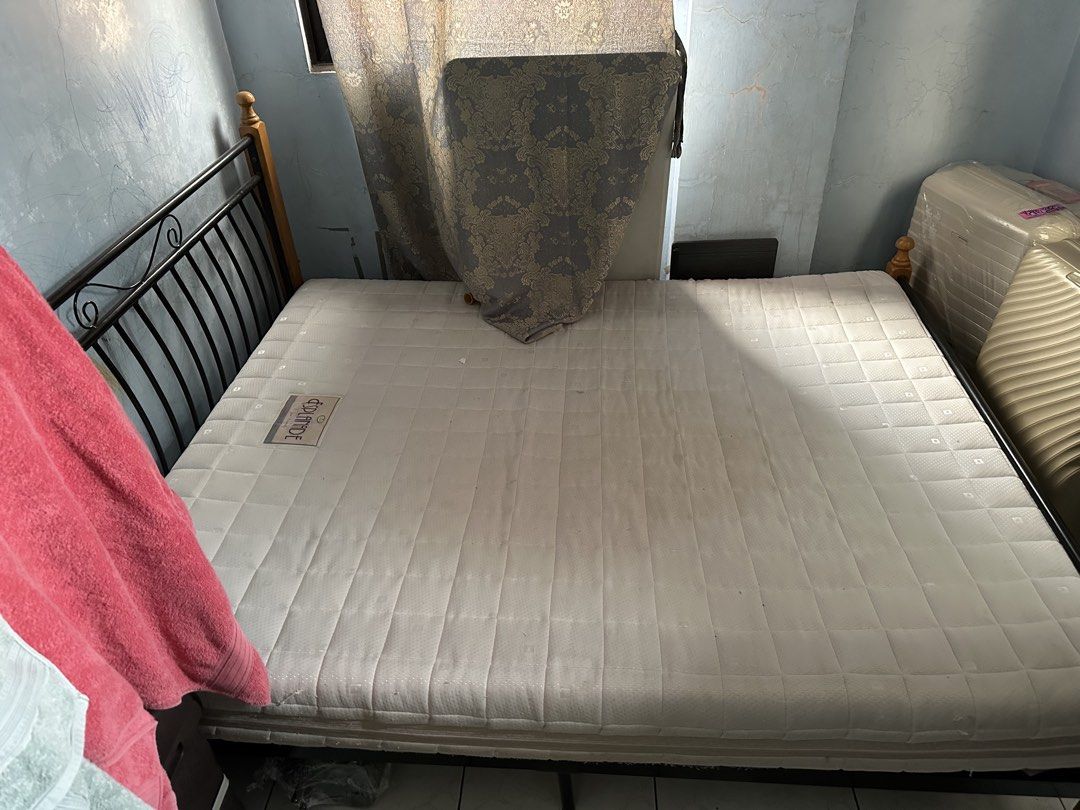 Esplanade Foam Bed (Category: Bed Frames & Mattresses) located in Quezon City. Submitted by deesuns (Listing ID 1432663224, Image 1). Description: - Esplanade foam bed - Quilted mattress design - Black metal frame with wooden accents - Headboard and footboard with wooden accents - Brand: Esplanade - Manufacturer: Salem Oceanic Industries Corporation.