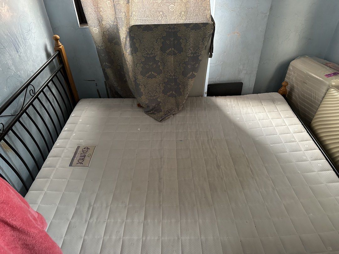 Esplanade Foam Bed (Category: Bed Frames & Mattresses) located in Quezon City. Submitted by deesuns (Listing ID 1432663224, Image 2). Description: - Esplanade foam bed - Quilted mattress design - Black metal frame with wooden accents - Headboard and footboard with wooden accents - Brand: Esplanade - Manufacturer: Salem Oceanic Industries Corporation.