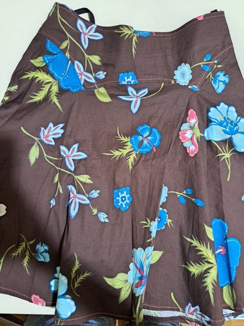 Floral Print Brown Skirt (Category: Skirts) located in Mandaluyong City. Submitted by _spike (Listing ID 1432724157, Image 2). Description: Floral print flared skirt. Lightweight Visible seam detail. Very nice for tropical outfits worn low-waisted with a white tank top! Material is slightly stretchy, can fit from S-M. feel free to dm for more photos Payment methods: Gcash and Maya Shipping: Grab or j&t (Shipping fee to be shouldered by buyer).