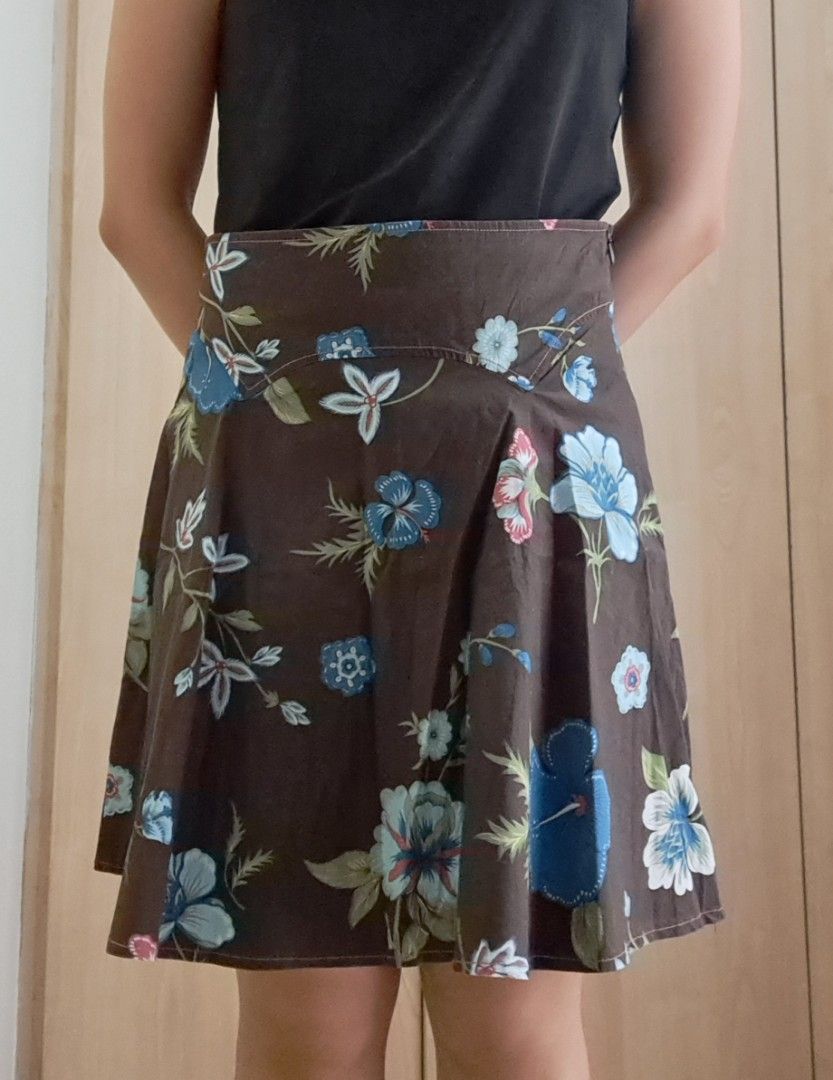 Floral Print Brown Skirt (Category: Skirts) located in Mandaluyong City. Submitted by _spike (Listing ID 1432724157, Image 1). Description: Floral print flared skirt. Lightweight Visible seam detail. Very nice for tropical outfits worn low-waisted with a white tank top! Material is slightly stretchy, can fit from S-M. feel free to dm for more photos Payment methods: Gcash and Maya Shipping: Grab or j&t (Shipping fee to be shouldered by buyer).