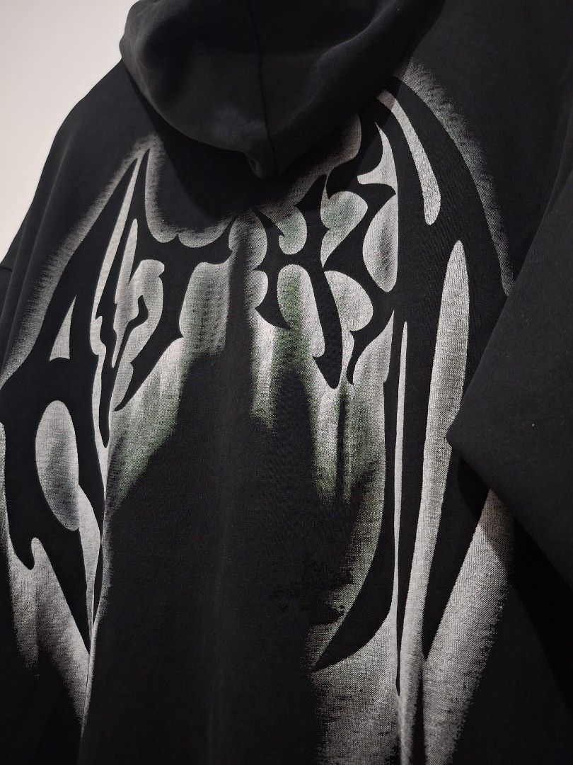 Grunge Y2k Hoodie (Category: Activewear) located in Manila. Submitted by thrifttowitzki (Listing ID 1432724027, Image 3). Description: issue: crack prints 25x29.